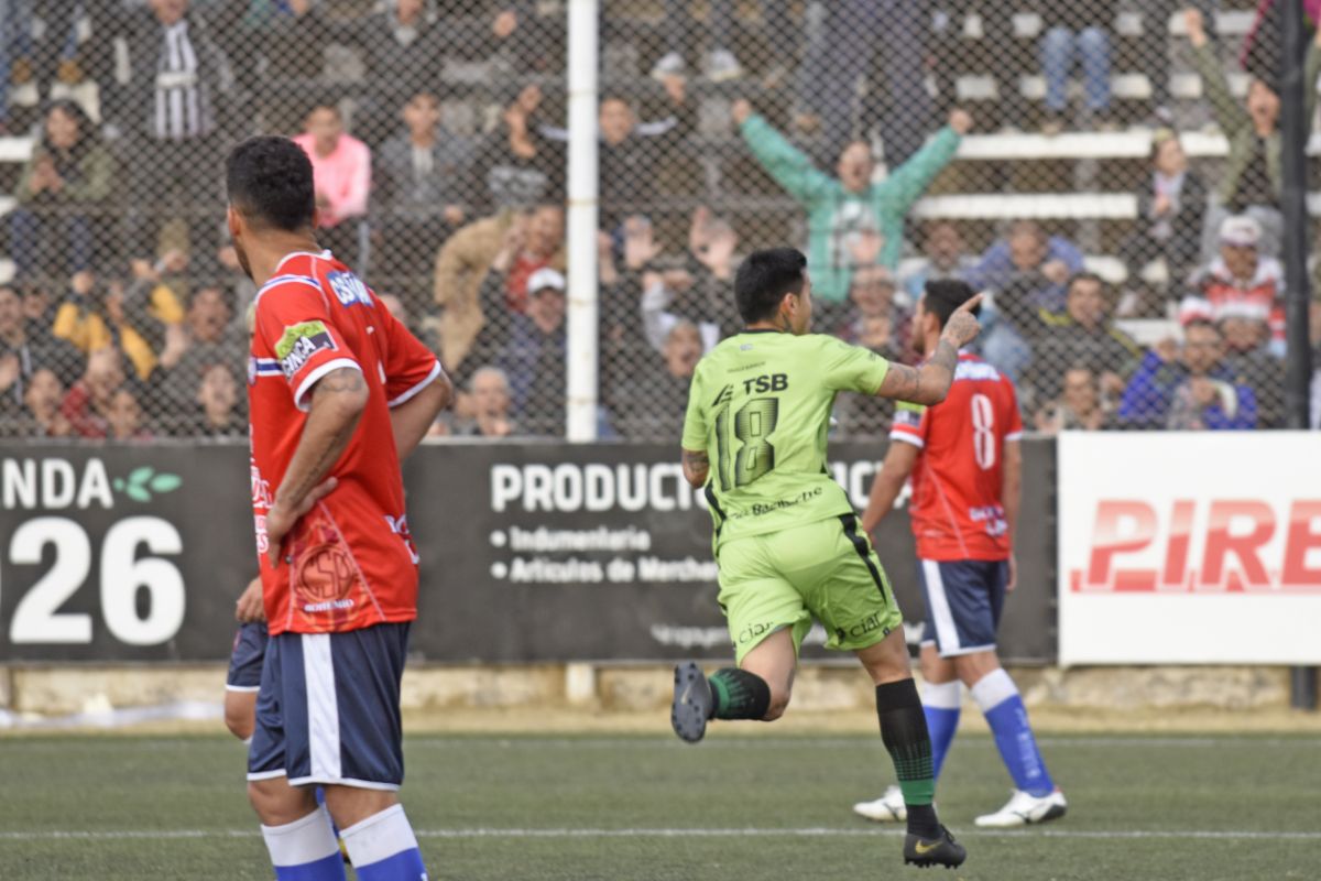 Opazo festejó con todo su primer gol desde su vuelta a Cipo este año. (Foto: Juan Thomes)