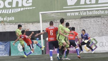 El momento exacto en el que el Aqua convierte el 2 a 2. El atacante entró a los 30 del complemento. (Foto: Juan Thomes)