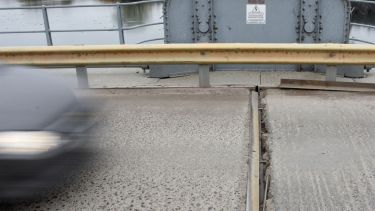 La operación más compleja será retirar y volver a colocar las “juntas” que unen los tramos de asfalto. Luego se realizará la repavimentación. Foto: Juan Thomes