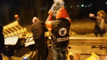 Los docentes de Chubut denunciaron que fueron atacados por petroleros para levantar el corte de ruta. (Gentileza).-