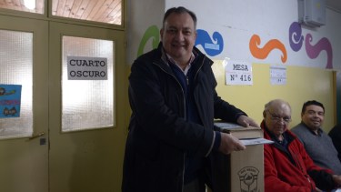 Gustavo Gennuso, candidato  a la reelección emitió su voto en la Escuela 321. Foto: Marcelo Martínez