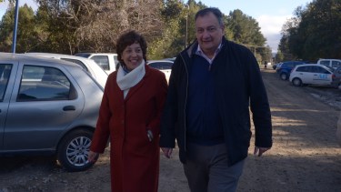 La gobernadora electa Arabela Carreras acompañó al intendente Gustavo Gennuso al votar en Bariloche. Foto: Marcelo Martínez