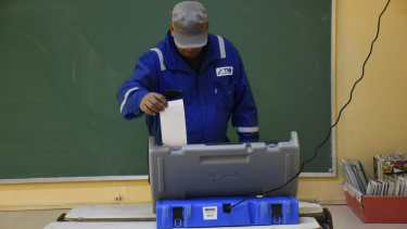 En Rincón, la ciudad petrolera, los votantes van con mameluco a las urnas. Foto: Florencia Salto