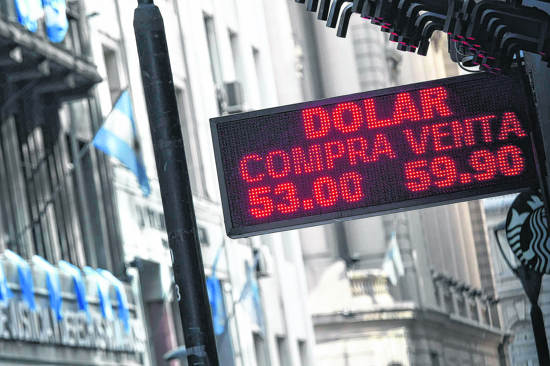 El dólar, ayer, en las pizarras del city porteña. Hubo pocas operaciones después de los anuncios del gobienro del domingo.  