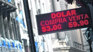 El dólar, ayer, en las pizarras del city porteña. Hubo pocas operaciones después de los anuncios del gobienro del domingo.  