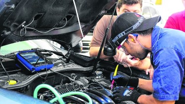 En los talleres mecánicos arreglar el auto sale 30% o el doble más caro.