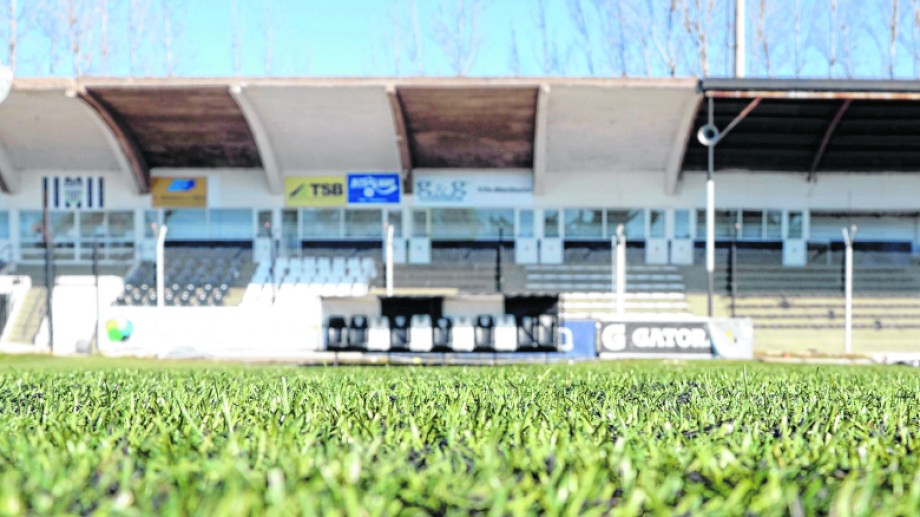 El césped sintético, lejos de abandonar La Visera