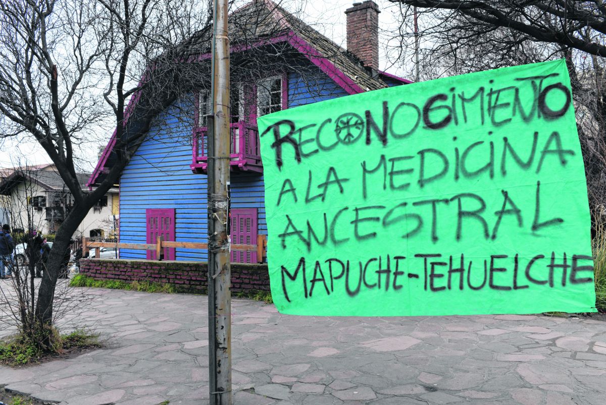 Una de las protestas mapuches frente a la sede de Senasa en Bariloche. Archivo