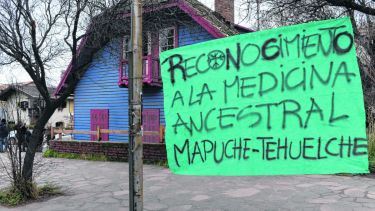 Una de las protestas mapuches frente a la sede de Senasa en Bariloche. Archivo