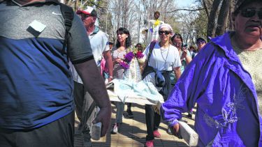 La celebración al santuario de la "patrona de la Argentina" concluyó en la plaza San Martín de Centenario. (Foto: Juan Thomes)