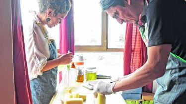 Trabajan en un pequeño rincón de su casa. En poco tiempo esperan terminar el taller. (Foto: Juan Thomes)