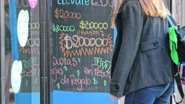 En Neuquén hay muchas casas que ofrecen créditos con mínimas condiciones. (Foto: Juan Thomes)