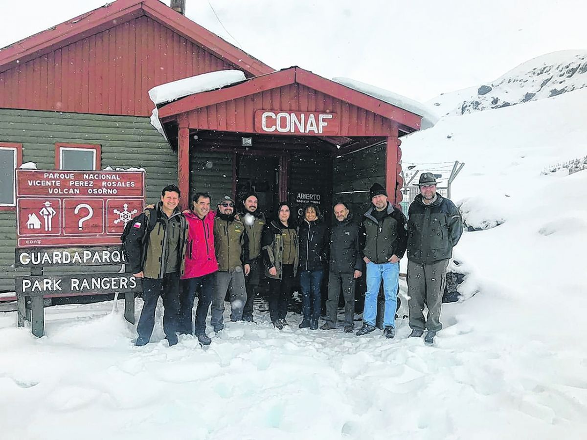 Los funcionarios que viajaron a Chile en una de las instalaciones del volcán Osorno.  