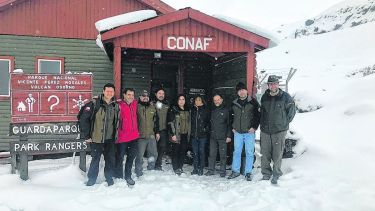 Los funcionarios que viajaron a Chile en una de las instalaciones del volcán Osorno.  