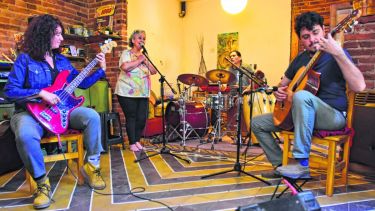 Gladys Aristimuño, junto a Laura Brión, Omra Ferreyra y Miguel Penrró dan forma al espectáculo. Foto: Gonzalo Maldonado