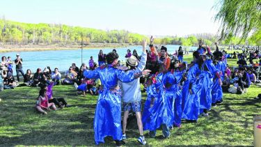 Ayer por la tarde hubo abrazo al río, con actividades artísticas en la zona ribereña de Roca.