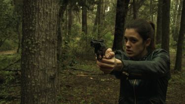 Ariadna Asturzzi interpreta a la policía Lucía Seminara, quien debe investigar a una banda narco y la desaparición de dos mujeres.