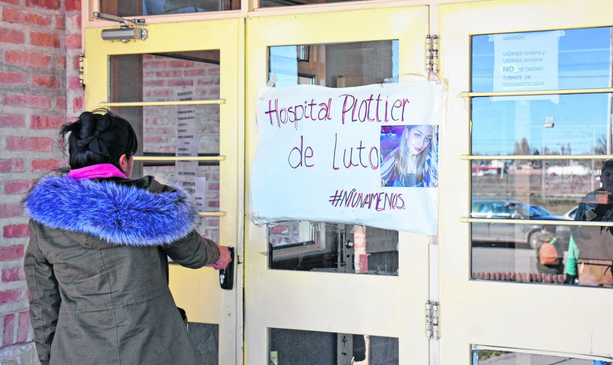 Al igual que en toda la ciudad el personal del hospital colocó una foto de la joven víctima de femicidio en la puerta del establecimiento. Foto: Juan Thomes