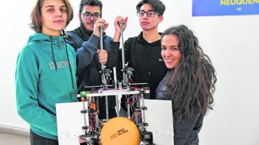 El equipo está integrado por: Paula Coronel, Jazmín Valenzuela, Ciro Villafañe, Mateo Matos y Tiziano Aliaga. El profesor que los acompaña es Ariel Paisani, jefe de Departamento de Electrónica.