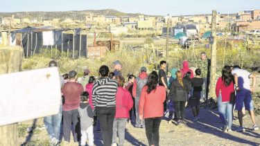 Carlos Goinhex, de campera verde, en una charla con los vecinos que viven en el extremo norte de la ciudad.