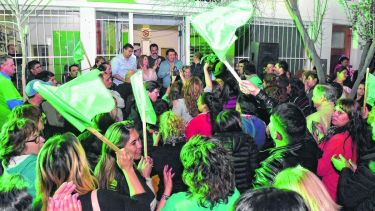 Juntos consiguió el 44,45% para intendente, el Frente de Todos el 25,25%, la UCR el 17,70%, Nuevo Encuentro el 8,08% y el Movimiento por la Renovación el 2,61%, 