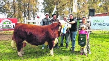 El mejor exponente puro registrado junto a sus criadores. Foto: gentileza Conesa Informa Hoy.