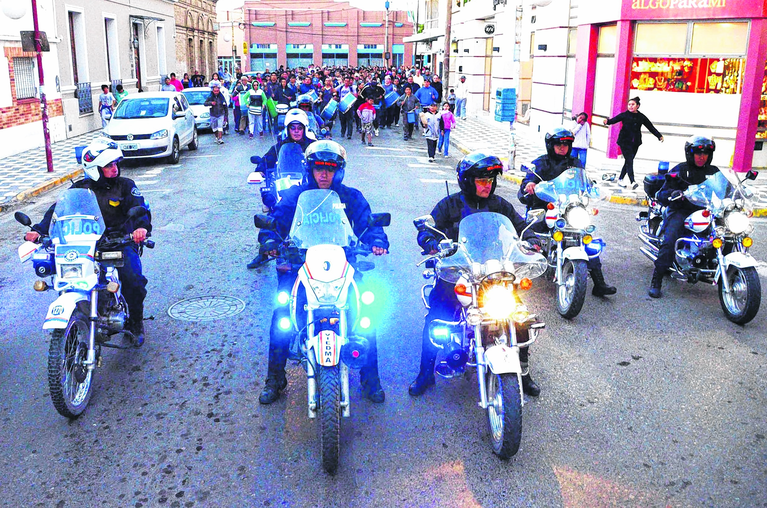 Familiares de los efectivos policiales que reclamaban por sus salarios se sumaron al pedido y marcharon por calles de la capital rionegrina en diciembre de 2016.