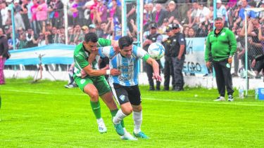 Diego Galván trata de zafar de la marca de Álvarez. El equipo rionegrino dejó escapar la victoria en casa.