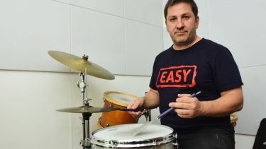 Leo Álvarez cumple el sueño de tocar con sus amigos de la infancia.