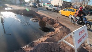 Por la rotura de un caño cloacal se inundó un sector del Bajo de Neuquén