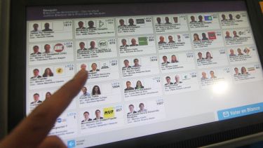 La votación se realizó con el sistema de boleta electrónica. Foto: Archivo Oscar Livera