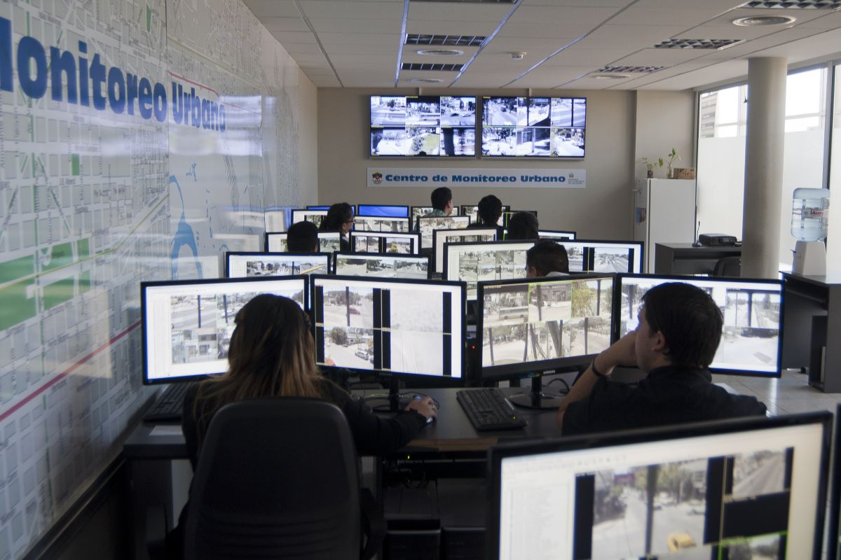 El gobierno de Neuquén pretende implementar la inteligencia artificial en los centros de monitoreo, para seguir a personas que cometieron delitos. (Foto: Archivo Juan Thomes).