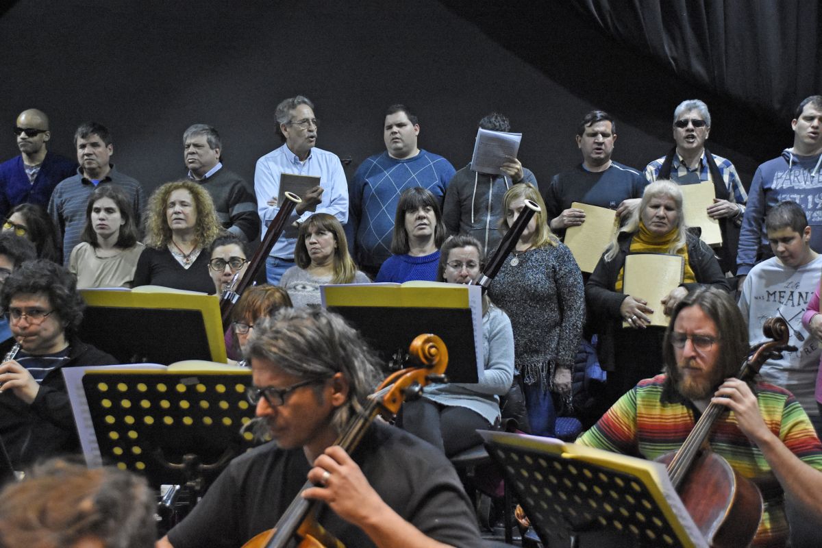 Un concierto de lujo que junta al Coro Polifónico Nacional de Ciegos con la Orquesta Sinfónica de Neuquén. Foto: Juan Thomes