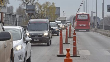 Vialidad anunció que pintará la ruta desde los puentes carreteros hacia Plottier. (Archivo Juan Thomes).-