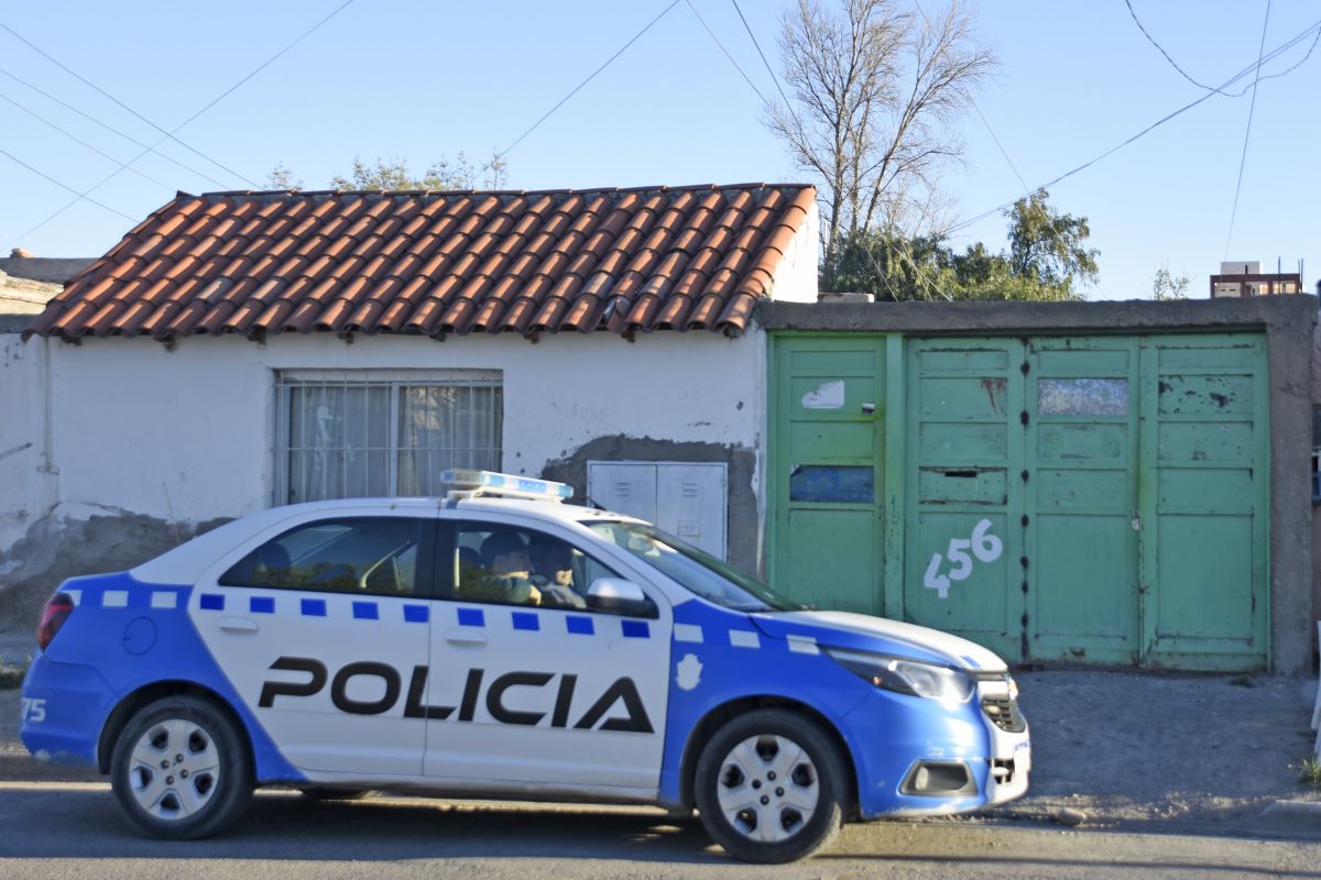 La policía mantiene una consigna en el portón del inquilinato. (Foto: Juan Thomes.-)