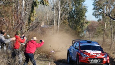 El español Dani Sordo, ante el asombro del público. (Foto: Juan Thomes)