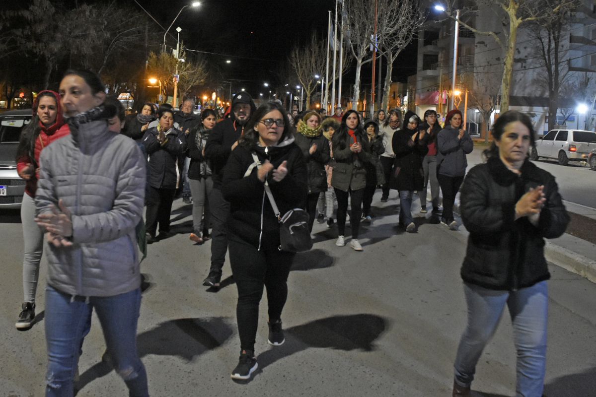 Anoche los vecinos se concentraron de forma espontánea en una marcha para reclamar justicia por Cielo López. (Juan Thomes).-