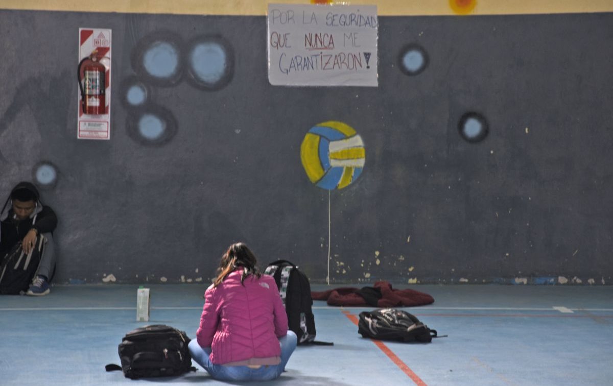 Los estudiantes del CPEM 55 también realizaron una sentada en reclamo de seguridad. (Archivo Juan Thomes).-