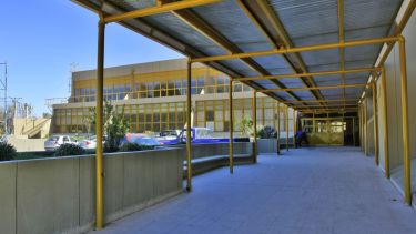 La nueva imagen. Hoy por la mañana avanzaban los trabajos finales de limpieza y pintura.