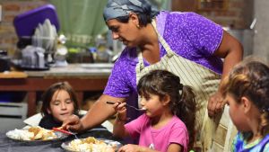 De 50 a 150 platos por día: en el comedor de Costa Linda se triplicó la demanda
