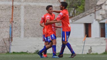 Deportivo Roca superó a Mainqué y es el único puntero de la Zona B. (foto: Andrés Maripe)