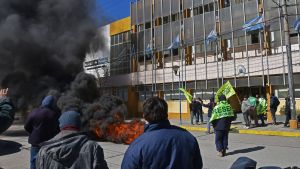 Obreros de la construcción reclamaron frente al municipio de Roca