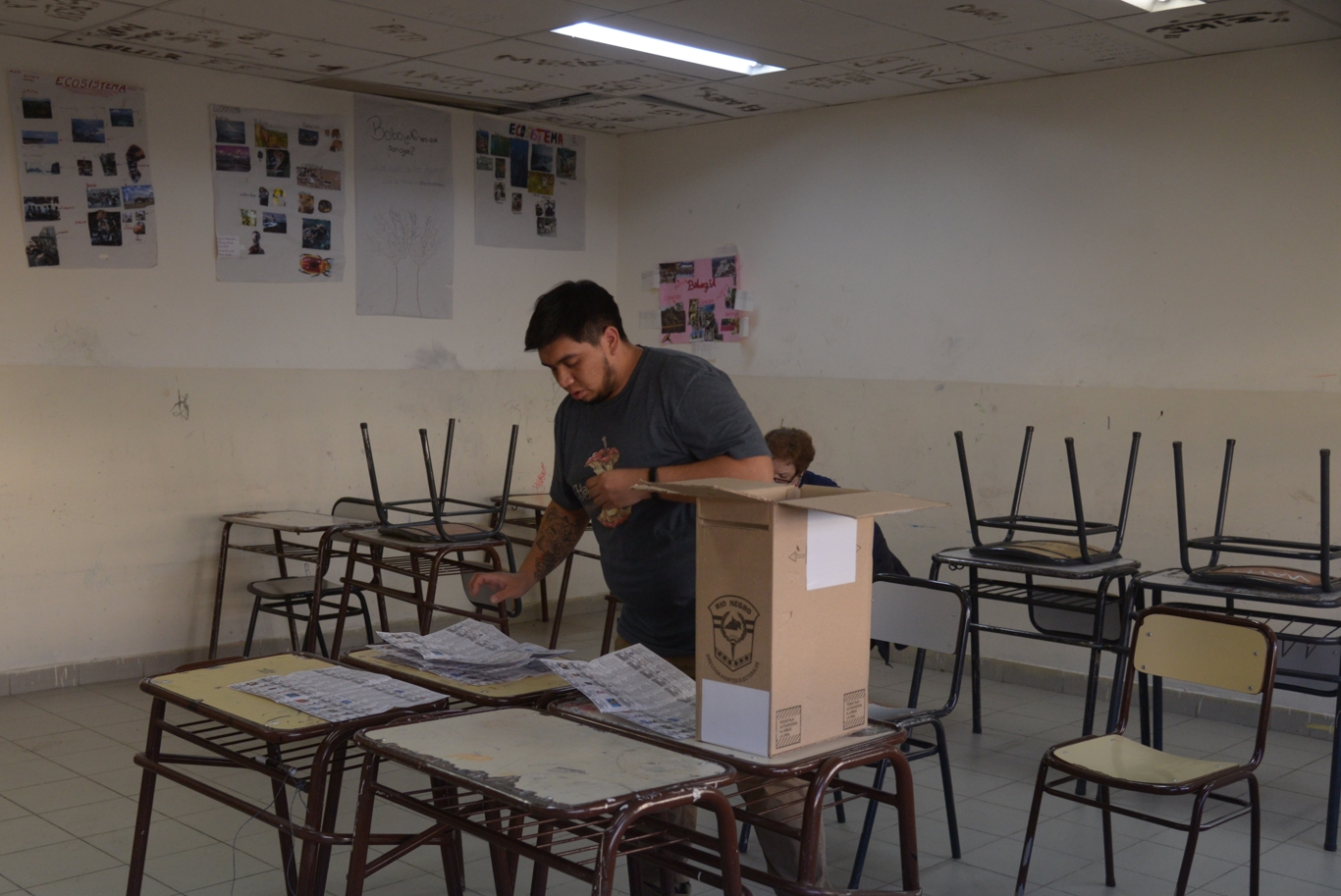 A las 18 comenzaron a abrir las urnas y desplegar las boletas únicas para el recuento. Foto: Marcelo Martínez
