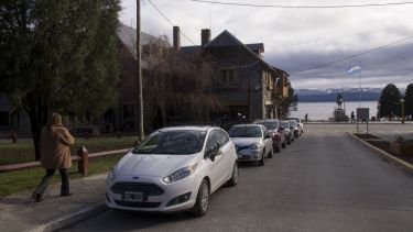 Un clásico: con el auto cargado, antes de partir al aeropuerto, los turistas hacen una última parada. Foto: Marcelo Martínez