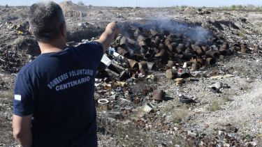 En un predio se arrojaron 150 recipientes de combustible y se quemaron. Foto Juan Thomes