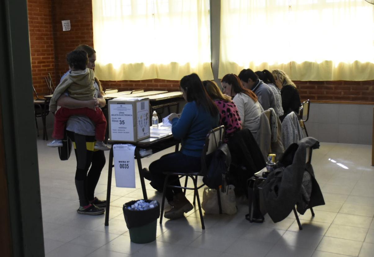 Hay cinco escuelas habilitadas para votar en la ciudad petrolera. Foto: Florencia Salto