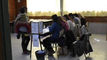 Hay cinco escuelas habilitadas para votar en la ciudad petrolera. Foto: Florencia Salto