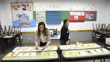 En Rincón de los Sauces comenzó el recuento de los votos. Foto: Florencia Salto. 