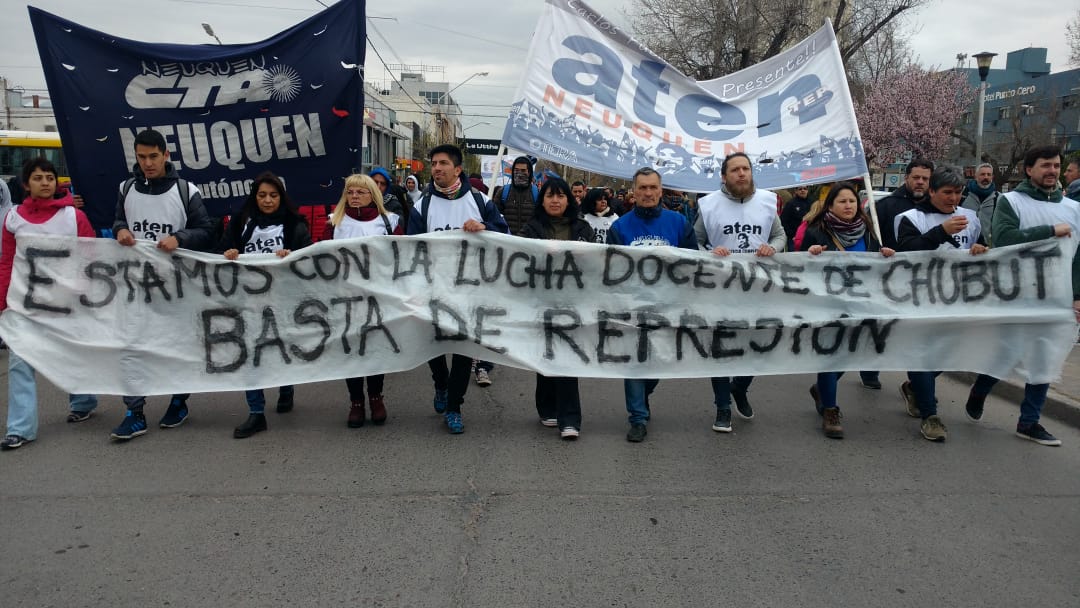 Los gremios de Neuquén se unieron en la marcha contra la represión denunciada por los docentes de Chubut. (Gentileza).-