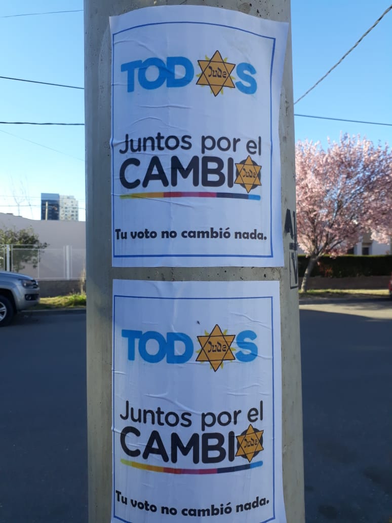 Los afiches aparecieron pegados en distintos sectores de Neuquén.